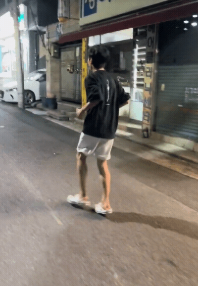 틱톡(Tiktok)에서 발을 띄운 듯 '초전도체 춤'을 추는 한국인 틱톡커가 전세계에서 인기를 끌고 있다. 닷새 만에 조회수 1억7500만회를 돌파했다. /영상='wm87.4' 틱톡 갈무리