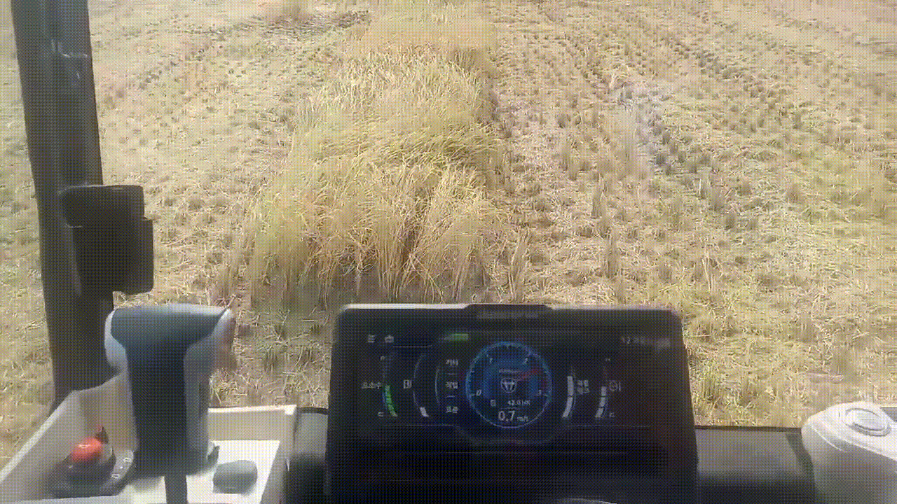 보통의 콤바인은 앞쪽에 벼 베는 예치부를 수시로 조작해야 한다. 대동의 자율작업 콤바인은 수동으로 논 가장자리를 세바퀴 돌아주기만 하면 이후에는 운전석 왼편 레버를 앞으로 밀기만 하면 콤바인이 자동으로 예치부를 조작하며 추수를 해준다./사진=김성진 기자.