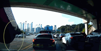 지난달 8일 경기도 시흥시 목감지하차도에서 한 여성이 경찰차 문을 두드리고 있다./영상=경찰청 유튜브