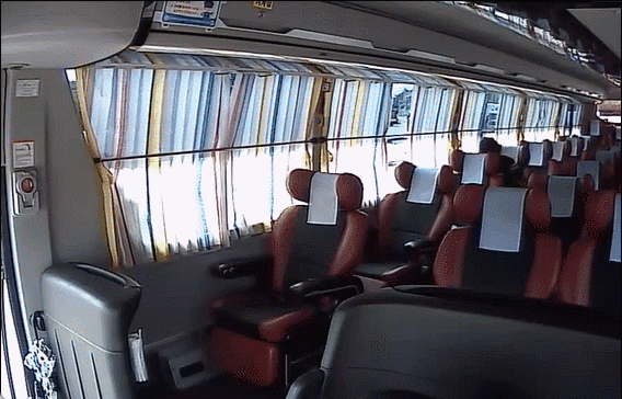 지난 8월22일 충남 보령 대천휴게소에 세워진 고속버스 안에 50대 피의자 A씨가 몰래 들어와 현금을 훔치는 모습. /영상=독자제공