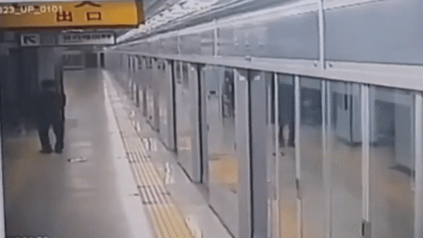 지난 7월22일 서울 지하철 6호선의 한 지하철 승강장에서 절도범 김모씨가 주취자의 휴대폰을 훔치는 장면. /영상=서울경찰청