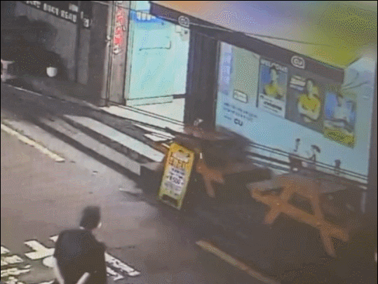 지난 12일 40대 남성 A씨가 편의점 테이블에 놓인 신용카드를 발견하고 몰래 가져가는 모습. /영상=서울경찰청