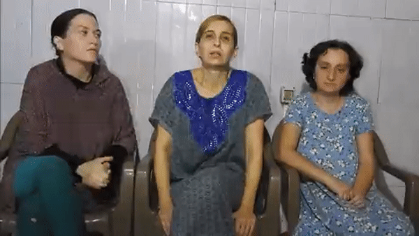 30일(현지시간) 팔레스타인 무장 정파 하마스는 이스라엘 기습공격 당시 억류한 것으로 추정되는 여성 인질 3명의 모습이 담긴 영상을 공개했다. /영상=엑스(옛 트위터)