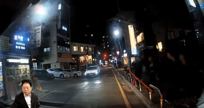 한 행인이 차가 지나가는데 담배꽁초를 버리려고 도로에 팔을 내밀어 차와 부딪히는 사고가 발생했다. /영상=유튜브 채널 한문철TV