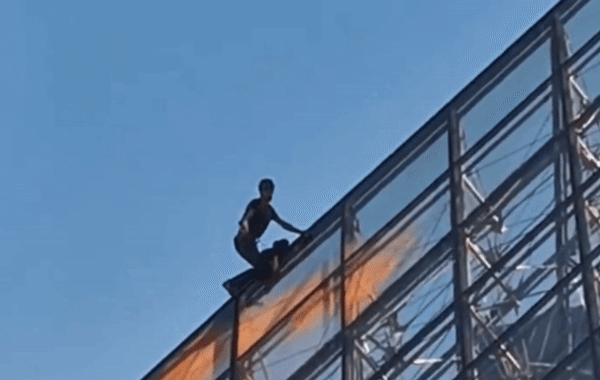 지난달 27일 (현지 시간) 루브르 박물관 유리 피라미드에 올라 주황색 페인트를 들이붓고 있는 프랑스 환경 단체 활동가/영상=엑스(구 트위터)