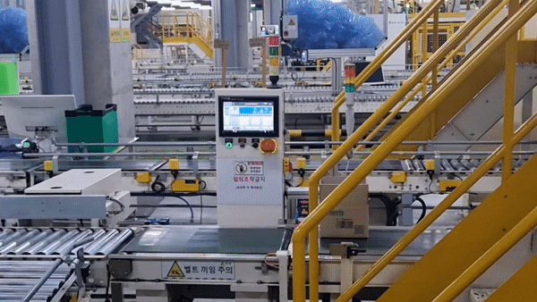 CJ대한통운 인천GDC에서 주문한 제품이 담긴 박스가 중량검수대를 지나고 있다. 중량검수대는 데이터화된 제품별 무게 정보를 활용해 주문한 제품이 알맞게 들어갔는지를 검수한다. /인천=강주헌 기자