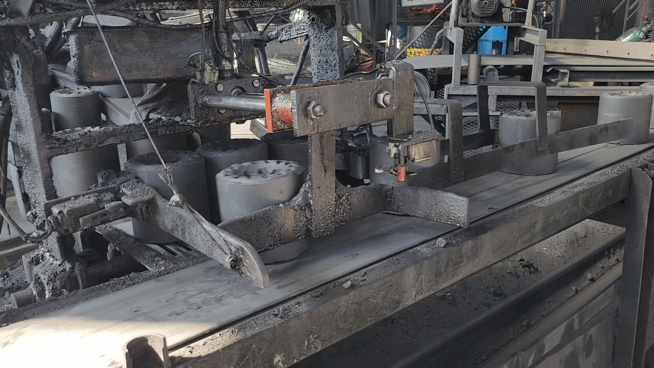  연탄을 트럭에 싣기 편하도록 고안된 승차기에서도 듣기 좋은 '철커덕' 소리가 규칙적으로 울려 퍼졌다. 승차기 덕에 트럭에 연탄을 옮겨 싣는 직원들은 조금이나마 숨을 돌리며 땀방울을 훔칠 수 있었다./영상=이병권 기자