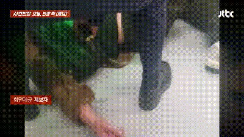 지난 3일 오전 7호선 장암행 지하철을 탄 남성이 바닥에 누워 잠들었다. 이 남성은 역무원과 이를 지켜보던 시민 2명에 의해 지하철 밖으로 끌려나갔다. /영상=JTBC '사건반장'