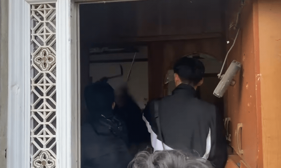 지난 1일 오후 아산시 인주면 자택에서 경찰관에게 낫을 휘두르며 위협한 60대 지명수배자 /영상=유튜브 채널 '경찰청'