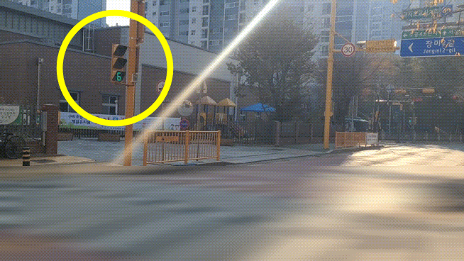 15일 오전 11시쯤 구지초교 인근에서 한 오토바이가 신호를 무시하고 스쿨존 앞을 그대로 지나고 있다./영상=천현정 기자