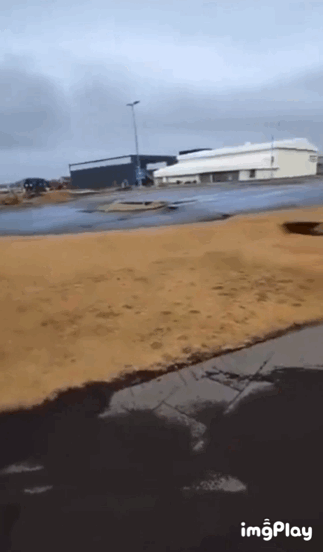 그린다비크 지역 도로가 뒤틀려 찢겨진 모습/사진=X(구 트위터)