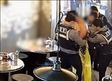 식당 안에서 흉기를 들고 위협한 남성이 경찰에 붙잡혀 식당 밖으로 빠져나가는 모습. /영상=경기남부경찰청