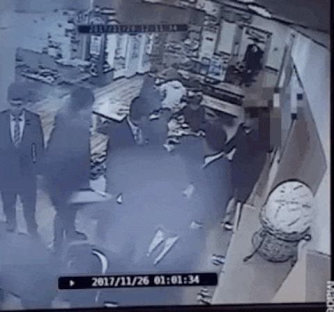 대전의 한 곰탕집에서 성추행 시비가 붙었다. 영상은 화장실 다녀오던 여성이 성추행 했다며 남성에게 항의하는 모습. /사진=온라인 커뮤니티