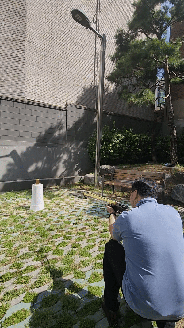 서울경찰청 국제범죄수사계는 화살촉과 쇠구슬을 발사할 수 있는 불법 발사장치를  420회에 걸쳐 약 6500만원 상당을 판매한 태국인 A씨(29·남)와 B씨(40·여) 등 11명을 총포·도검·화약류 등의 안전에 관한 법률 위반 혐의로 검거했다고 28일 밝혔다. 경찰 수사관이 A씨가 제작한 발사장치를 이용해 쇠구슬을 쏘는 장면. /영상=서울경찰청