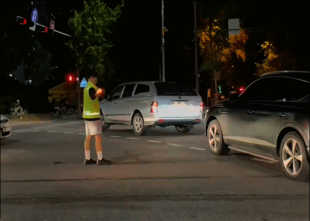 지난 여름 올림픽공원 체조경기장에서 유명 가수 공연이 열렸을 때 교통이 마비됐다. 한체대 대학생 순찰대원이 직접 나서 교통 정리하는 모습. /영상=독자제공