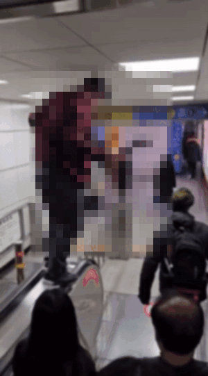 지난 3일 경기도 수원 수원역의 에스컬레이터 손잡이 위에서 곡예를 부리는 듯 부적절한 행동을 한 남성 /영상=X(구 트위터)