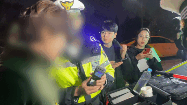 9일 저녁 서울 마포구의 한 도로에서 운전자가 음주측정기를 불고 있다./ 사진= 이지현 기자