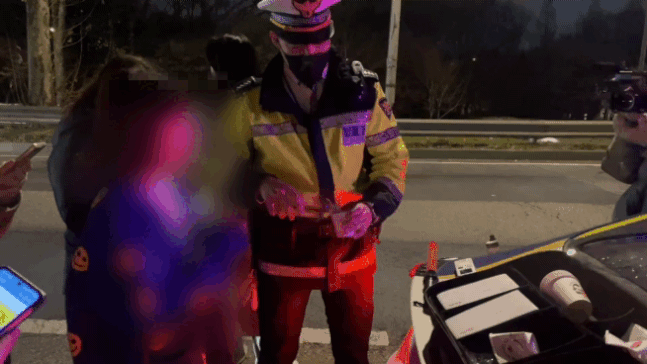 9일 저녁 서울 마포구의 한 도로에서 경찰이 음주측정에 앞서 운전자에게 물을 건네고 있다./ 사진= 이지현 기자