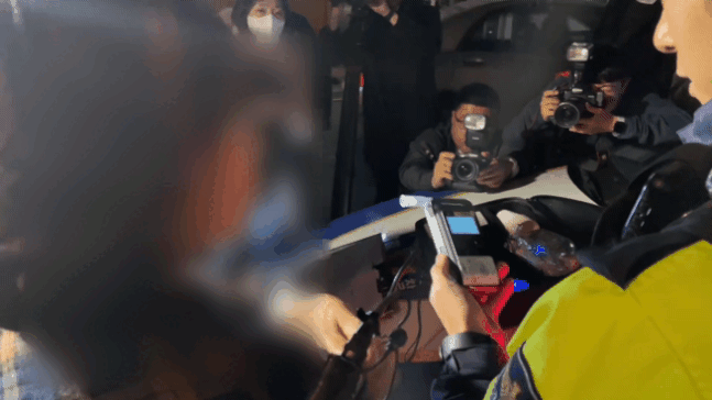 9일 오후 10시쯤 서울 마포구의 한 도로에서 운전자가 음주측정기를 불고 있다./ 사진= 이지현 기자