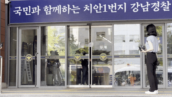 18일 오전 7시50분쯤 서울 강남경찰서에서 롤스로이스 운전자 신모씨(28)가 검찰에 송치되고 있다/사진=양윤우 기자