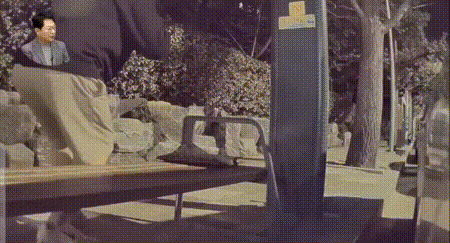 등받이 없는 벤치에 앉다 뒤로 넘어져 차에 부딪힌 남성이 파손된 차를 두고 아무 조치 없이 자리를 떴으나, 경찰은 고의가 아니기 때문에 처벌할 수 없다는 입장을 보였던 사실이 뒤늦게 전해졌다. /영상=유튜브 채널 '한문철 TV'