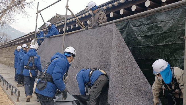 4일 오전 9시쯤 낙서로 훼손돼 가려졌던 경복궁 외벽 가림막이 철거되고 있다. /사진= 이지현 기자