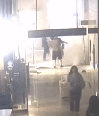 소화기를 분사해 불을 끄려 했으나, 이미 3대를 다 써도 진압할 수 없는 상태였다. 더 번지기 전에 대피해야 했다. 촌음을 다투는 위급한 순간이었다./사진=하승우 순경