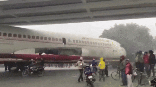 다리 밑에 낀 A320 항공기/사진=인디아닷컴 X(구 트위터)