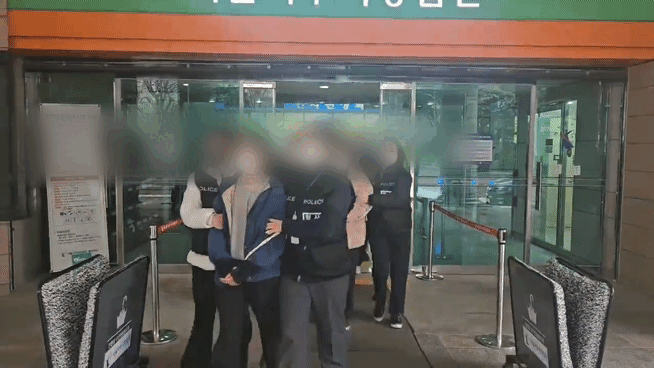 지난 6일 윤 대통령의 퇴진과 김건희 여사 특검을 주장하며 용산 대통령실에 기습적으로 진입했다가 연행된 한국대학생진보연합 회원들이 9일 오전 서울 마포구 서울서부지방법원에서 열린 영장실질심사를 마치고 경찰서 유치장으로 연행되는 모습. /영상=박상혁 기자 