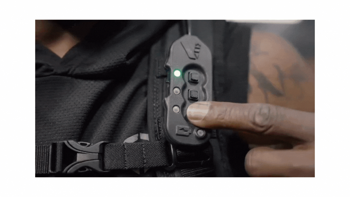 미국 스타트업 벌브모션이 개발한 엑소슈트 '세이프리프트'를 입고 창고 작업을 하는 모습./ 벌브모션 인스타그램 계정 갈무리