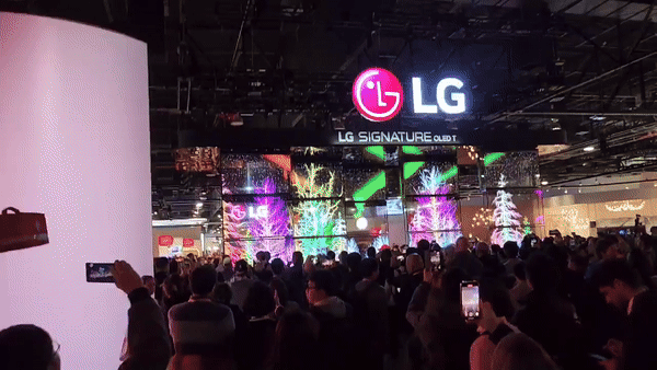 9일(현지 시간) 미국 라스베이거스 컨벤션센터(LVCC)에 마련된 LG전자 전시관 모습. 수백여명의 관람객이 끊임없이 방문해 입장이 지연됐다. / 영상 = 오진영 기자