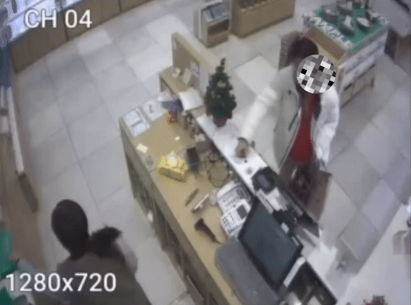 아르바이트생에게 거스름돈 동전을 던진 남성 /영상=SNS(소셜네트워크서비스)