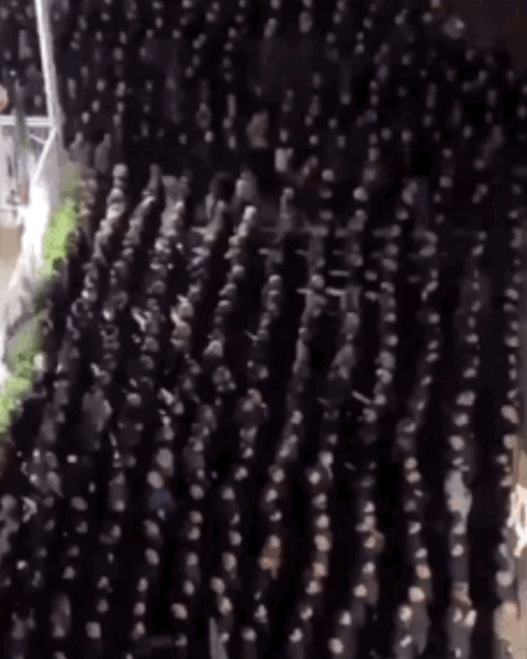 지난 7일(현지 시간) 로마 동남부의 아카 라렌티아에 있는 옛 네오파시스트 정당 이탈리아사회운동(MSI) 본부 앞에 수백명의 파시즘 추종자들이 모여 로마식 경례를 하는 모습 /영상=X(구 트위터)