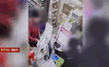 지난 9일 JTBC '사건반장'에 공개된 영상. 지난해 12월 27일 밤 10시쯤 인천 서구 가좌동 한 편의점에서 아르바이트생이 실수로 손님에게 10만원을 더 건네고 있다.