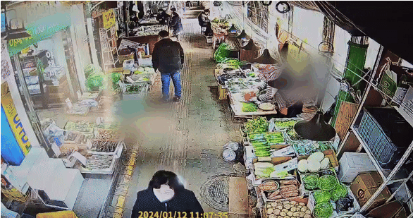 서울 은평구의 한 전통시장 점포에 차량이 돌진해 70대 여성과 행인 1명 등 2명이 부상 당했다./영상=독자제공