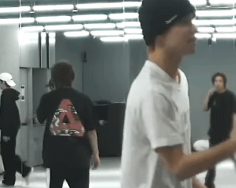 그룹 엔시티(NCT)가 지난 10일 공식 유튜브 채널에 공개한 안무 연습 영상에서 멤버 해찬이 전자 담배를 피우는 모습이 포착됐다./영상=엑스