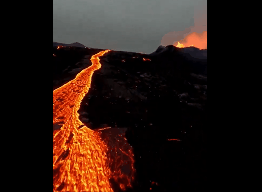 지난 10일 촬영된 아이슬란드 화산 폭발 /영상=트위터 @marStarship1