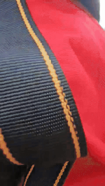 북한산에서 무릎과 다리를 부상당한 30대 여성이 헬기에 무사히 오르고 있다./사진=박준흠 소방장 제공