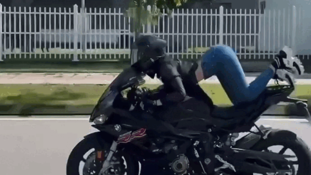 베트남의 한 여성 모델이 오토바이 곡예 운전하는 모습이 공개됐다./영상=페이스북