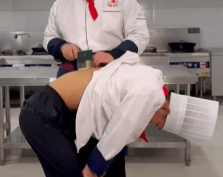 중국 후베이성에 있는 후진(虎振)기술학교의 요리 전공 교과과정 영상. 동료 학생의 등쪽 맨살을 도마로 삼아 칼질을 실습하고 있다. /영상=후진기술학교 더우인