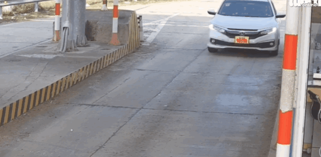 돈이 부족하다는 이유로 톨게이트에서 후진 후 역주행 한 베트남 차량 /영상=베트남 매체 'Bao Tuoi Tre'