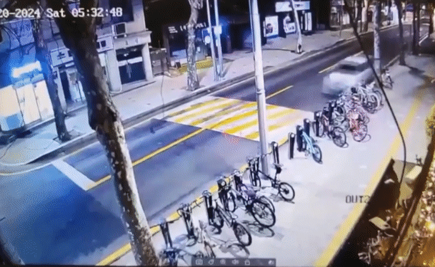 서울 서초구 방배동 한 도로에서 역주행 중인 차량이 건물 들이받는 모습. /영상=채널A 