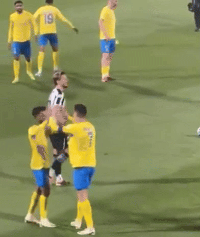 '라이벌' 리오넬 메시의 이름을 연호하는 관중을 향해 부적절한 제스처를 선보이는 크리스티아누 호날두. /영상=X(트위터)