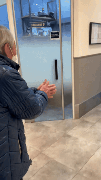 5일만에 퇴원하던 날이었다. 행운이가 달려온다. 가장 좋아하는 할아버지에게, 자신의 우주에게./사진=장신재 정글핌피 대표