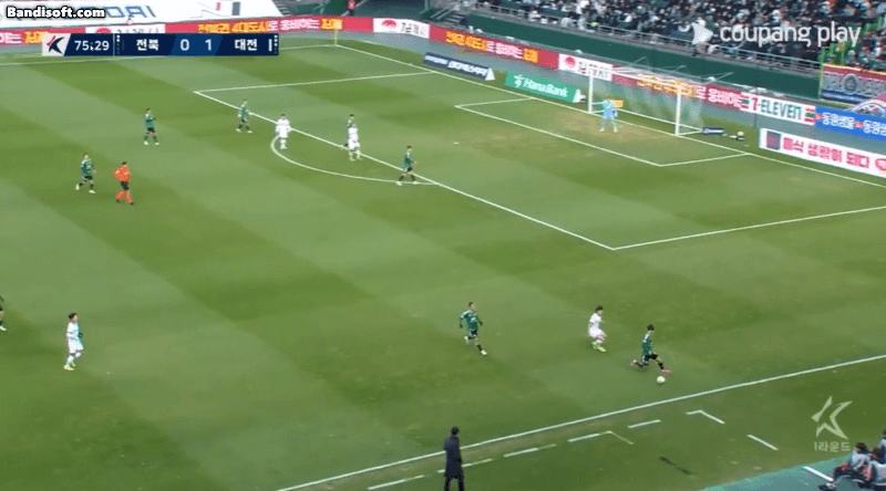 지난 1일 전주월드컵경기장에서 열린 전북 현대와 대전 하나시티즌의 2024시즌 K리그1 개막전에서 볼보이를 향해 공을 차 인성 논란이 불거진 축구선수 김진수 /영상=쿠팡플레이