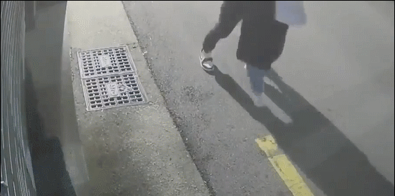 지난달 6일 남성이 여성의 뒷목을 잡고 골목길로 이동한 뒤 수차례 폭행을 가했다. /영상=독자제공