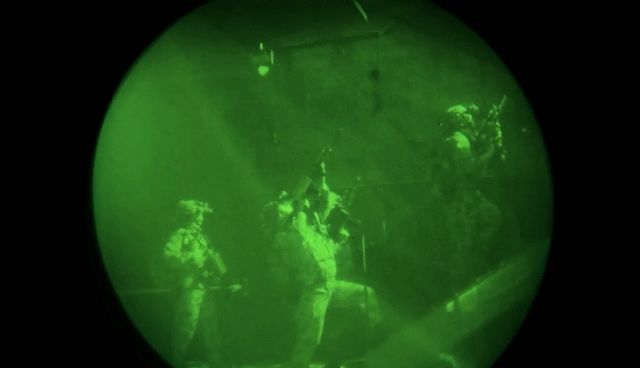 지난 11일 새벽 실시된 한미연합 특수타격훈련 현장. 한미 특수전부대 대원들이 가상의 적 수뇌부 건물로 침투하는 모습. / 영상=국방부