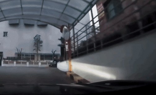 지하 주차장에서 빠져나오는 차량에 고의로 보행 보조기를 밀어 부딪치게 하려는 노인의 모습./영상=온라인 커뮤니티 '보배드림'