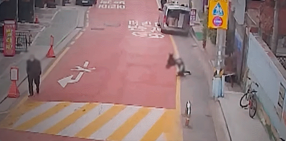 지난 7일 서울 구로구에서 중국 국적 남성 A씨가 마약을 투약한 뒤 환각 상태에서 달리고 있는 모습./영상=유튜브 채널 '경찰청'