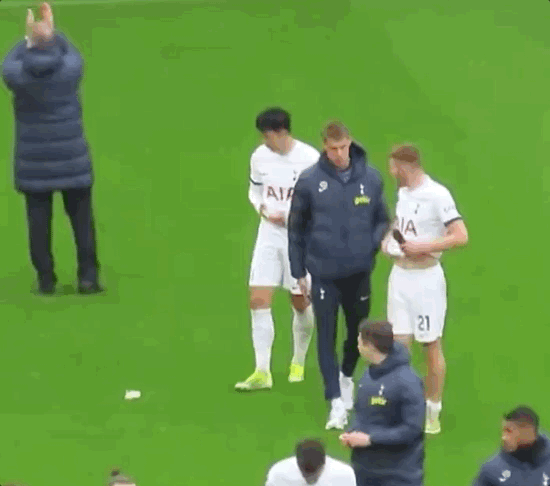 지난 10일(한국 시간) 애스턴 빌라와 원정 경기에서 경기를 마친 후 쓰레기를 줍는 손흥민의 모습 /영상=SNS(소셜네트워크서비스)